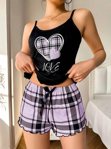 Vue détaillée du pyjama caraco pour femmes avec imprimé LOVE et short à carreaux violets