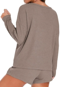 Dettaglio del retro di un completo relax talpa in maglia a nido d'ape con maniche lunghe e pantaloncini