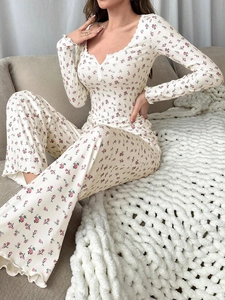 Détails du pyjama à fleurs avec col en V en dentelle et bords à volants délicats