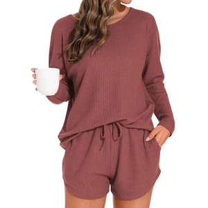 Completo lounge donna in maglia a nido d'ape con maglia a maniche lunghe e shorts