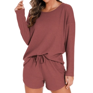 Completo relax da donna in maglia a nido d'ape con top a maniche lunghe e pantaloncini