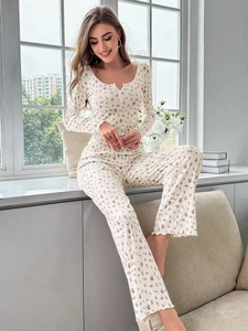 Détail de l'ensemble homewear fleuri montrant la texture côtelée et le col en dentelle