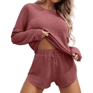 Pigiama da donna in maglia a nido d'ape rosa antico con maglia a maniche lunghe e pantaloncini
