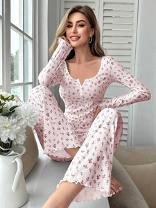 Détail d'un pyjama côtelé à fleurs roses avec col en V en dentelle et motifs roses