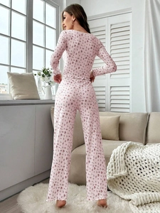 Détail de l'ourlet volanté et des poignets d'un ensemble pyjama fleuri pour femmes