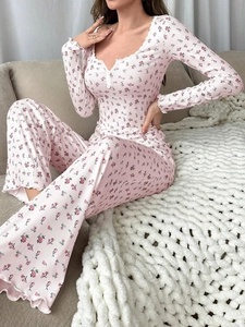 Détails du pyjama rose à fleurs avec motifs roses et bordures en dentelle blanche douce