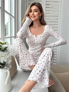Détail du tissu côtelé à fleurs avec décolleté en V en dentelle et bords ondulés
