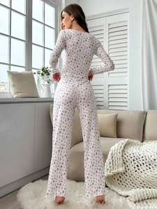 Vue arrière d'un ensemble homewear floral côtelé avec finitions volantées et pantalon