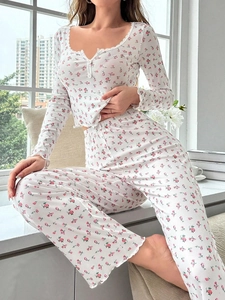 Détail de pyjama à fleurs roses montrant la texture côtelée et la dentelle délicate
