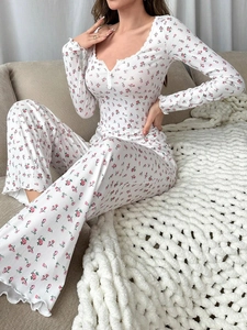 Détail du tissu côtelé floral et col en V dentelle sur pyjama manches longues femme