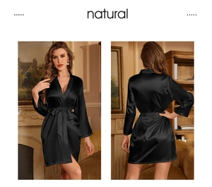 Vue avant et arrière d'un peignoir en satin noir à manches longues avec ceinture assortie