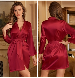Détails de la robe de chambre en satin bordeaux et de la ceinture en soie