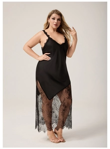 Détail d'une nuisette en satin noir grande taille avec col en V et dentelle florale