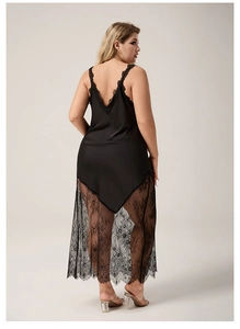 Vue détaillée du dos de la chemise de nuit en satin grande taille avec dentelle élégante