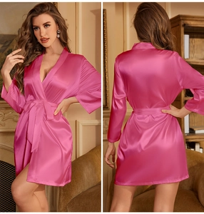 Détail d'un peignoir en satin rose fuchsia avec col en V et ceinture sur un mannequin