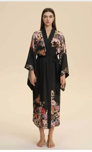 Vue détaillée du peignoir long en satin noir pour femme avec imprimé floral et ceinture