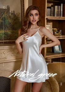 Détail d'une nuisette en satin blanc avec fines bretelles et texture de soie élégante