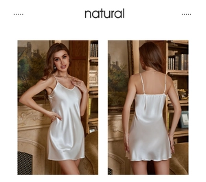 Détail d'une nuisette élégante en satin blanc avec fines bretelles réglables et décolleté en V