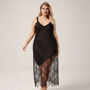 Détail de chemise de nuit en satin noir avec dentelle florale et décolleté en V élégant