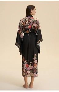 Détail d'un peignoir en satin à imprimé floral avec roses et manches kimono évasées