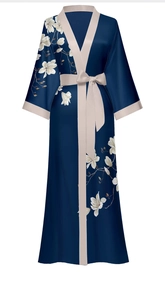 Détail d'un peignoir en satin bleu foncé avec garniture beige et fleurs de magnolia