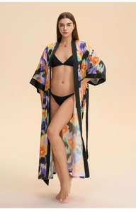 Détail du peignoir léger en satin avec imprimé abstrait coloré et bordures noires fines