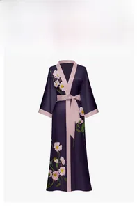 Détail d'un peignoir en satin violet foncé avec des motifs floraux roses et des finitions