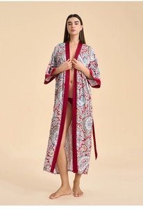 Détails du peignoir en satin rouge avec motif paisley et large bordure rouge élégante