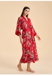 Détail du peignoir en satin rouge avec imprimés botaniques et col en V élégant