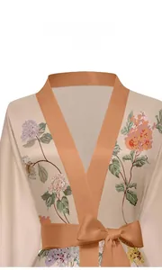 Détail du peignoir en satin à fleurs avec bordure orange et ceinture nouée élégante