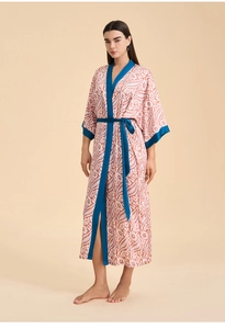 Détail du peignoir en satin à motif cachemire avec des finitions en soie bleu sarcelle
