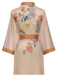 Détail du peignoir en satin champagne avec imprimé floral et finitions en soie orange