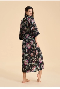Détail du peignoir en satin à imprimé floral avec motifs orientaux et manches larges