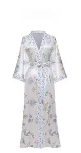 Détail du peignoir en satin à fleurs avec col en V et manches larges avec ceinture