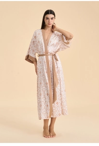 Détail d'un peignoir élégant en satin imprimé avec motifs bohèmes et bordures satinées