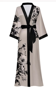 Détail d'un peignoir en satin champagne avec imprimé floral et ceinture noire