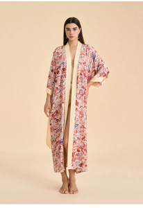 Détail d'un peignoir en satin à fleurs avec motifs marbrés rouge et bleu et bordure