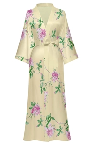 Détail d'un peignoir en satin champagne avec imprimés roses roses et col style kimono