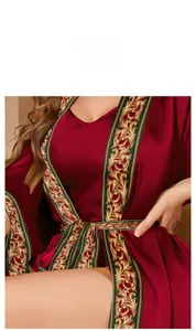 Nahaufnahme der weinroten Satin-Robe mit goldenem Barockmuster und feiner Stofftextur