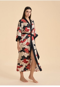 Détail d'un peignoir en satin à fleurs avec bordure noire et imprimé abstrait artistique