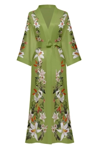 Détails du peignoir en satin vert avec imprimés floraux et ceinture à nouer