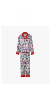 Dettaglio del pigiama in raso blu con stampa vintage ikat rossa e bordino a contrasto