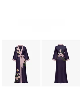 Détail du peignoir en satin violet foncé avec broderie florale et ceinture rose