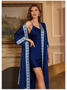 Detail des marineblauen Satin-Schlafanzug-Sets mit Boheme-Muster-Besatz am Bademantel