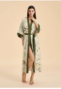 Vue détaillée du peignoir en satin floral avec bordure verte et texture soyeuse