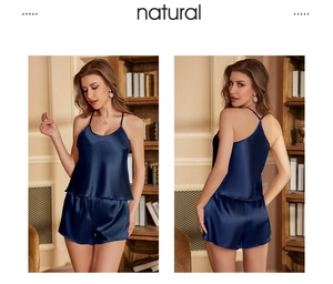 Détail du pyjama en satin de soie bleu marine avec caraco et short assorti en satin