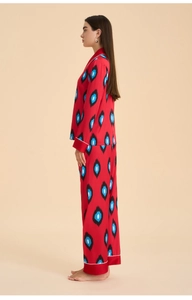 Pigiama chic in raso rosso con motivo ikat e dettagli in piping a contrasto
