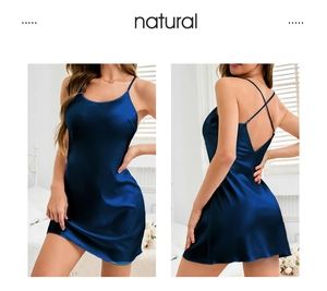 Détail de la nuisette en satin de soie bleu marine avec dos croisé élégant et coupe ajustée