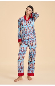 Dettaglio del set pigiama in raso con stampa ikat composto da maglia e pantaloni lunghi