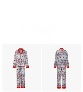 Dettaglio pigiama in raso celeste con stampa ikat e camicia con scollo a V